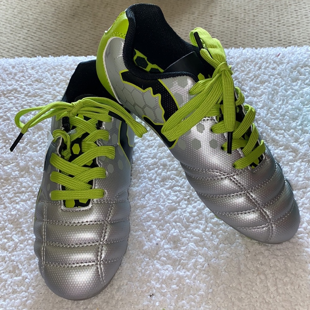NIB Puma Soccer Cleats Sz 2Y Silver/Neon Green